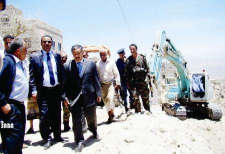 عبدالغني لدى تفقده مشروع طريق (صينة - مشرعة وحدنان) في محافظة تعز أمس